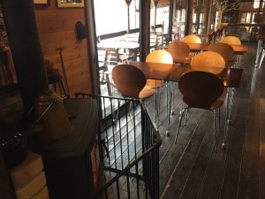 薪ストーブのあるレストラン