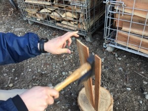 手斧で薪割り方法